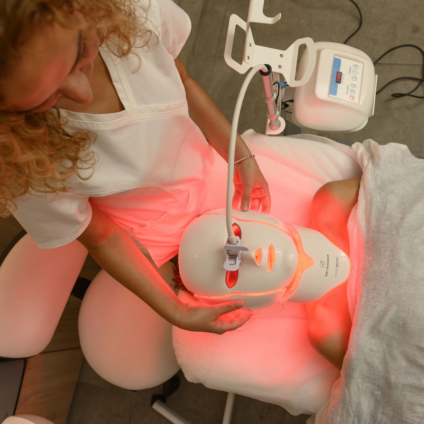 paciente recibiendo tratamiento de fototerapia led